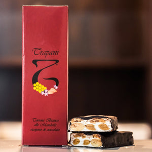 Torrone bianco alle mandorle ricoperto di cioccolato
