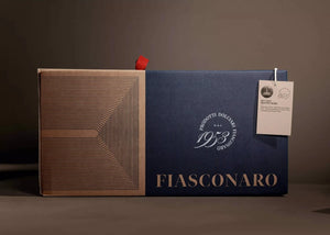 Scatola esterna della Gift Box Tradizionale Fiasconaro con packaging blu e kraft, vista frontale