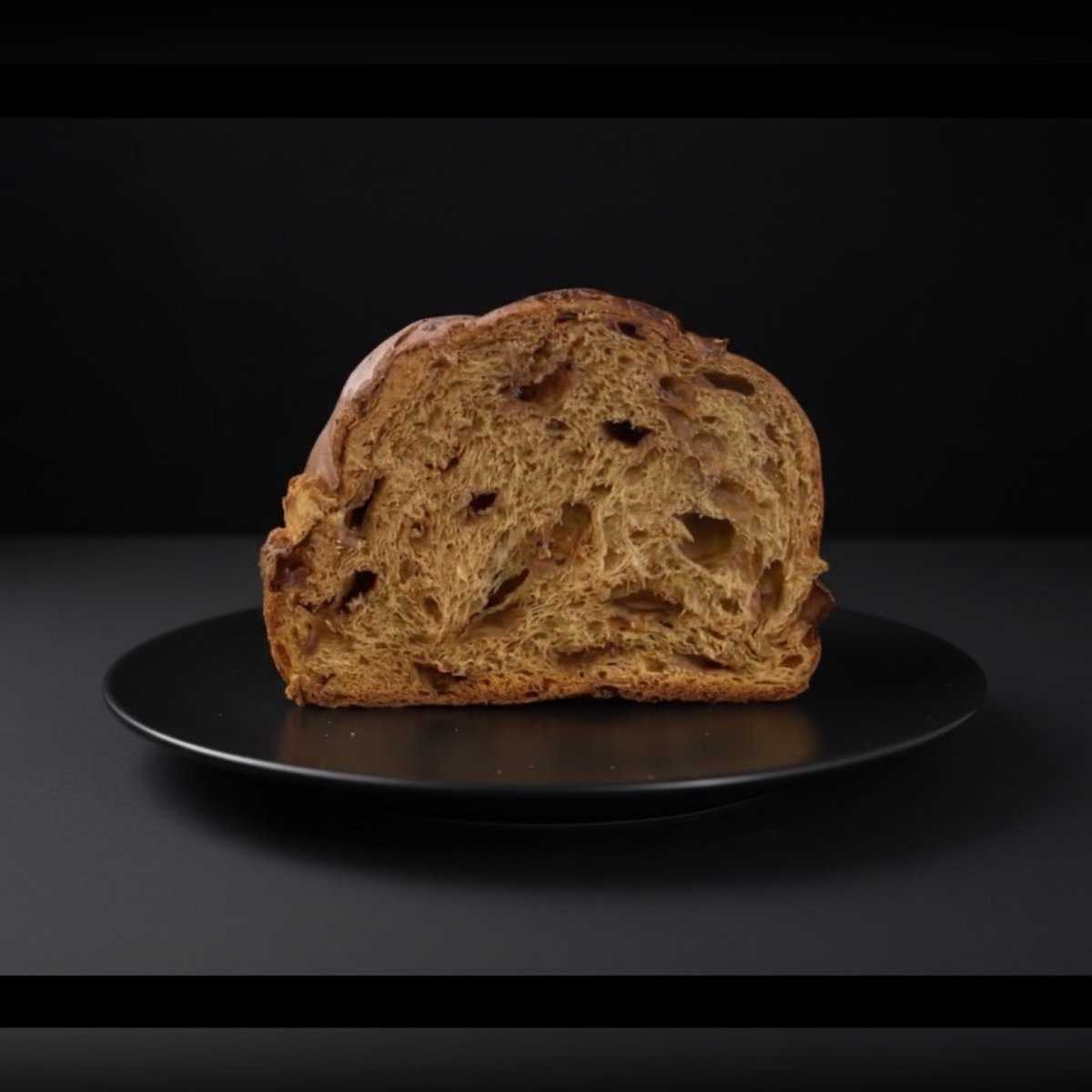 Panettone Caffe e Cioccolato al Caramello sul piatto