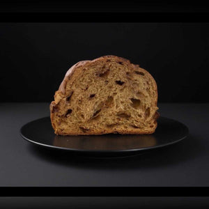 Panettone Caffe e Cioccolato al Caramello sul piatto