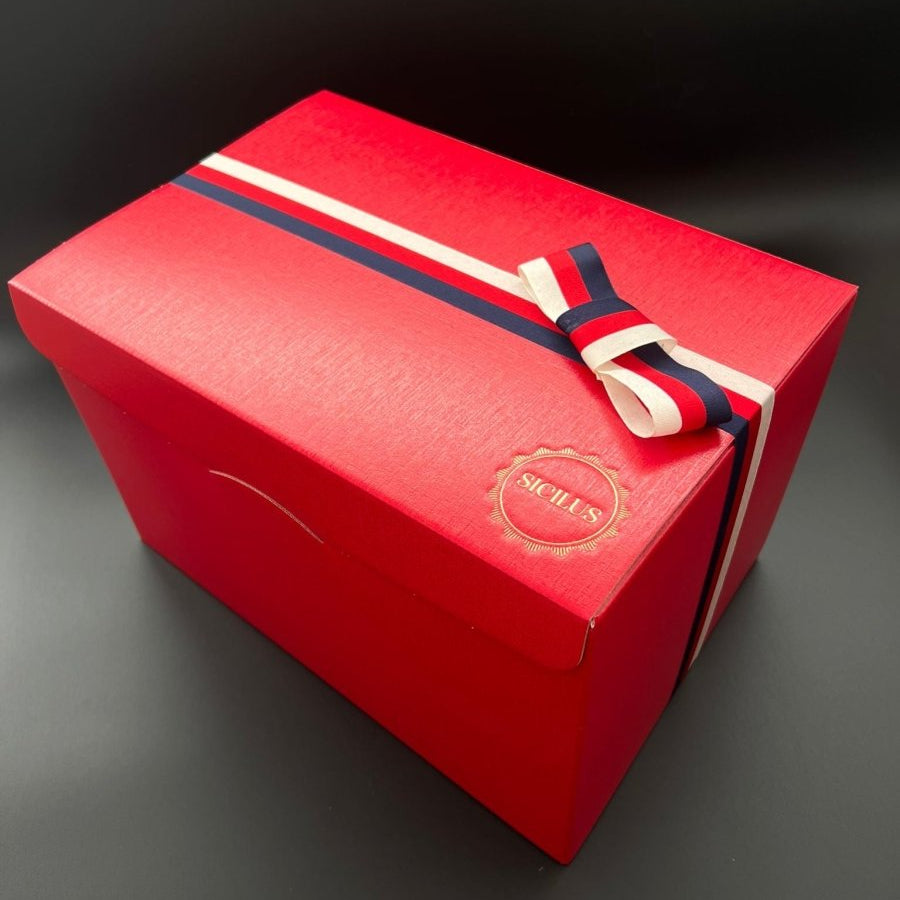 Große rote leere Geschenkbox mit Band