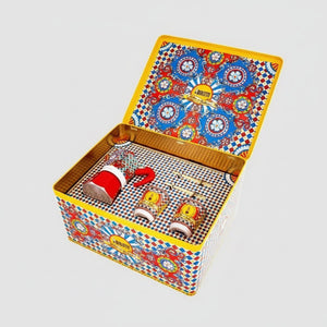 Box aperta set Bialetti Dolce&Gabbana Carretto Siciliano con Moka 2 tazze, bicchierini e palettine