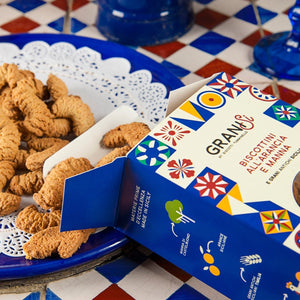 Biscotti Manna e Arancia Tumminello, 210 g, aperti su tavola