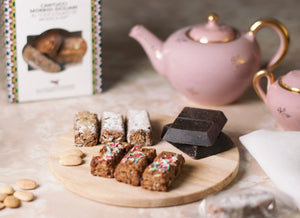 CANTUCCI-AL-CIOCCOLATO-DI-MODICA-IGP-tumminello-sicilus-shop-aperti-sul-tavolo