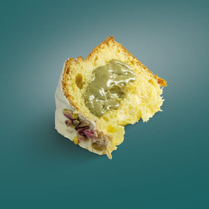 Fetta di panettone al pistacchio Bonfissuto con glassa di cioccolato bianco e granella di pistacchio