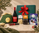 Cesta regalo Dolcezze Siciliane con specialità gourmet in ambientazione mediterranea