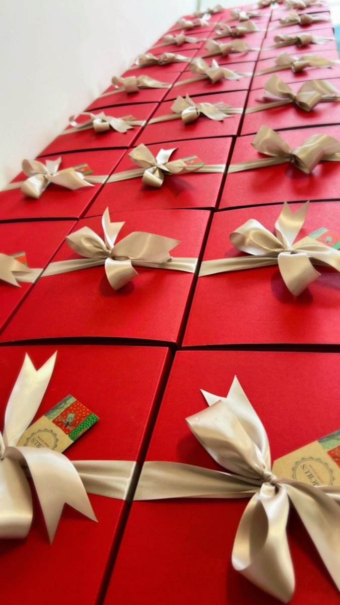 Ceste regalo aziendali rosse con prodotti tipici siciliani e panettone Fiasconaro