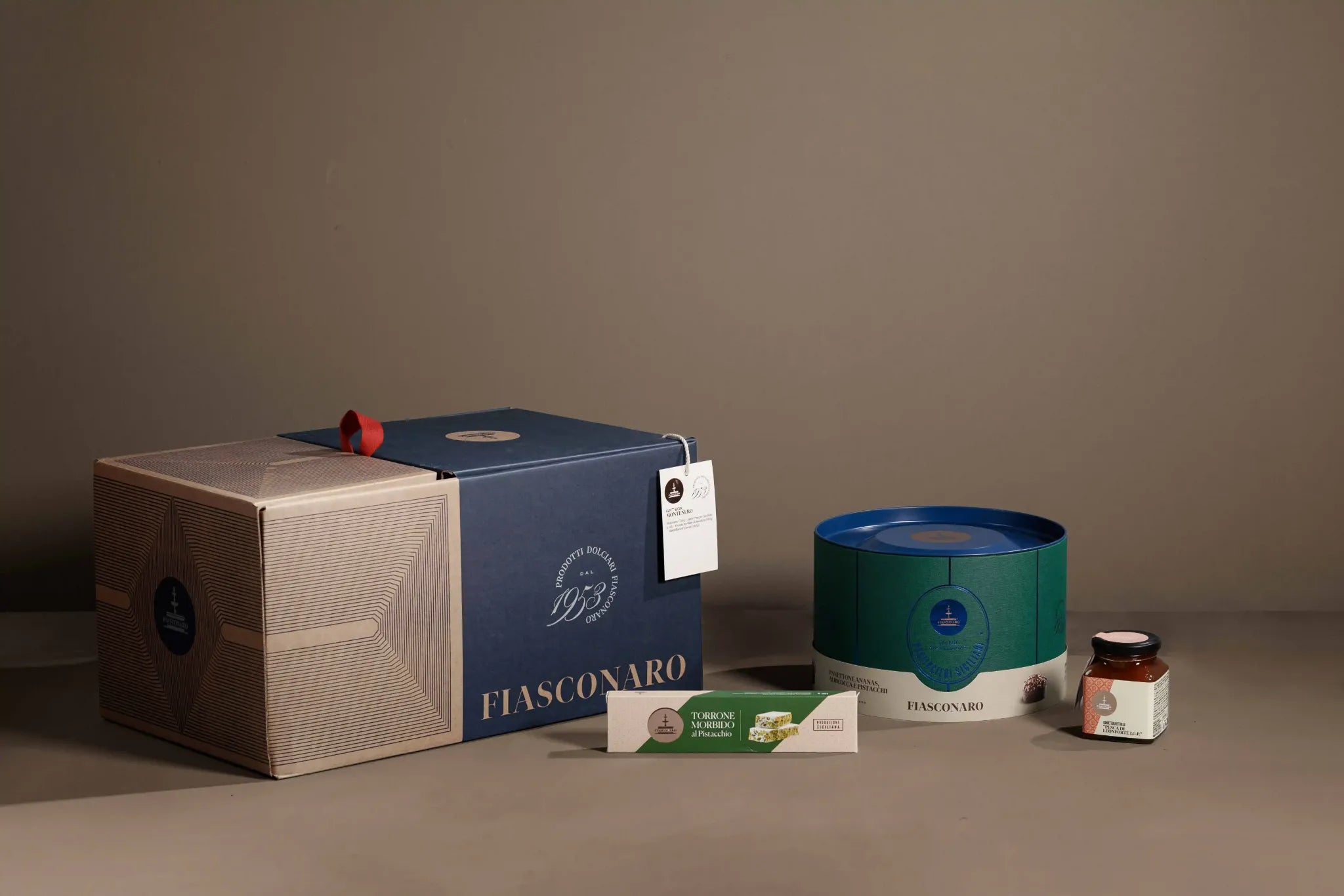Gift Box 1953 Fiasconaro Natale 2026 con panettone, torrone al pistacchio e specialità alla Pesca di Leonforte