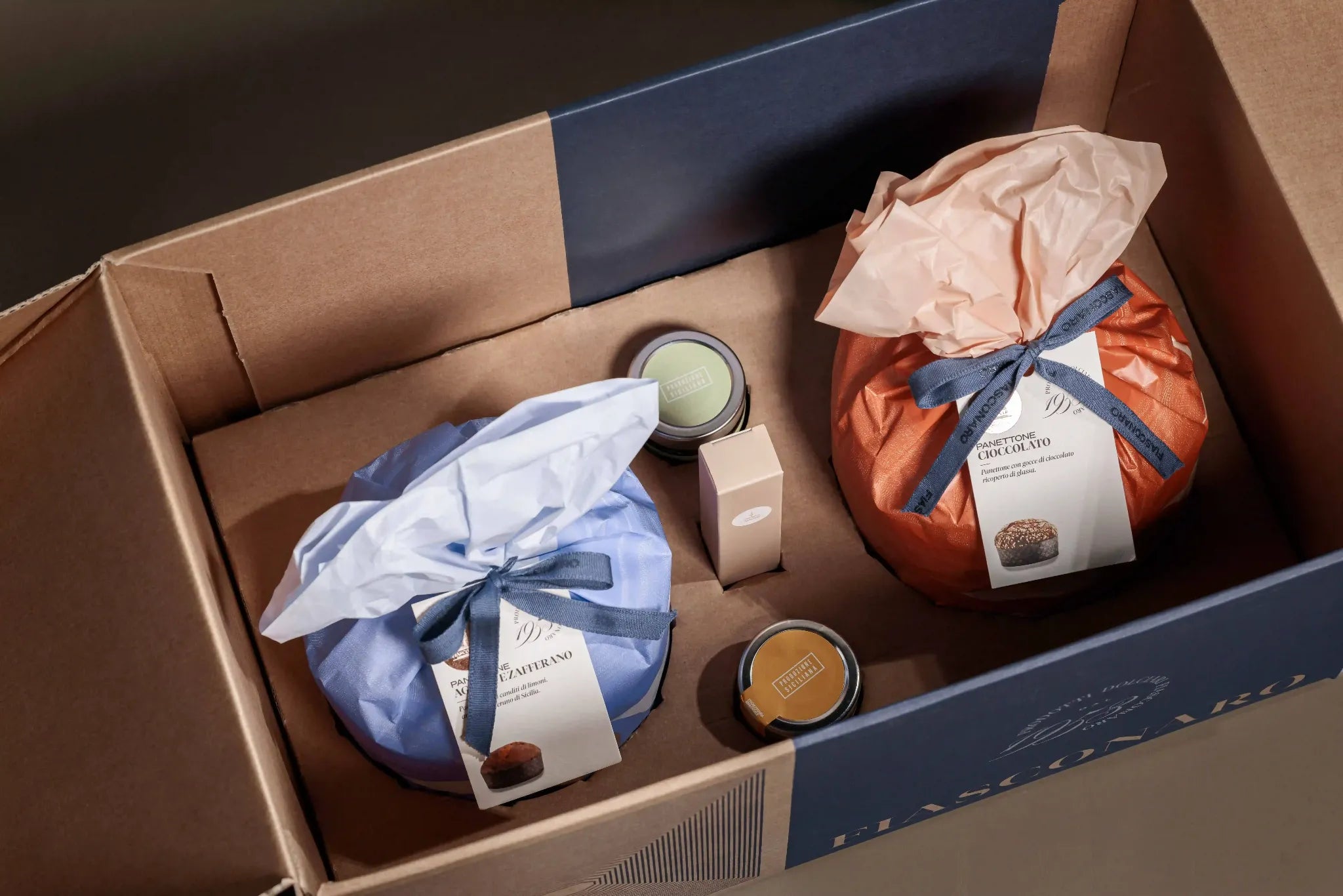 Gift Box Degustazione Fiasconaro aperta con due panettoni da 500 g e specialità siciliane in vasetto