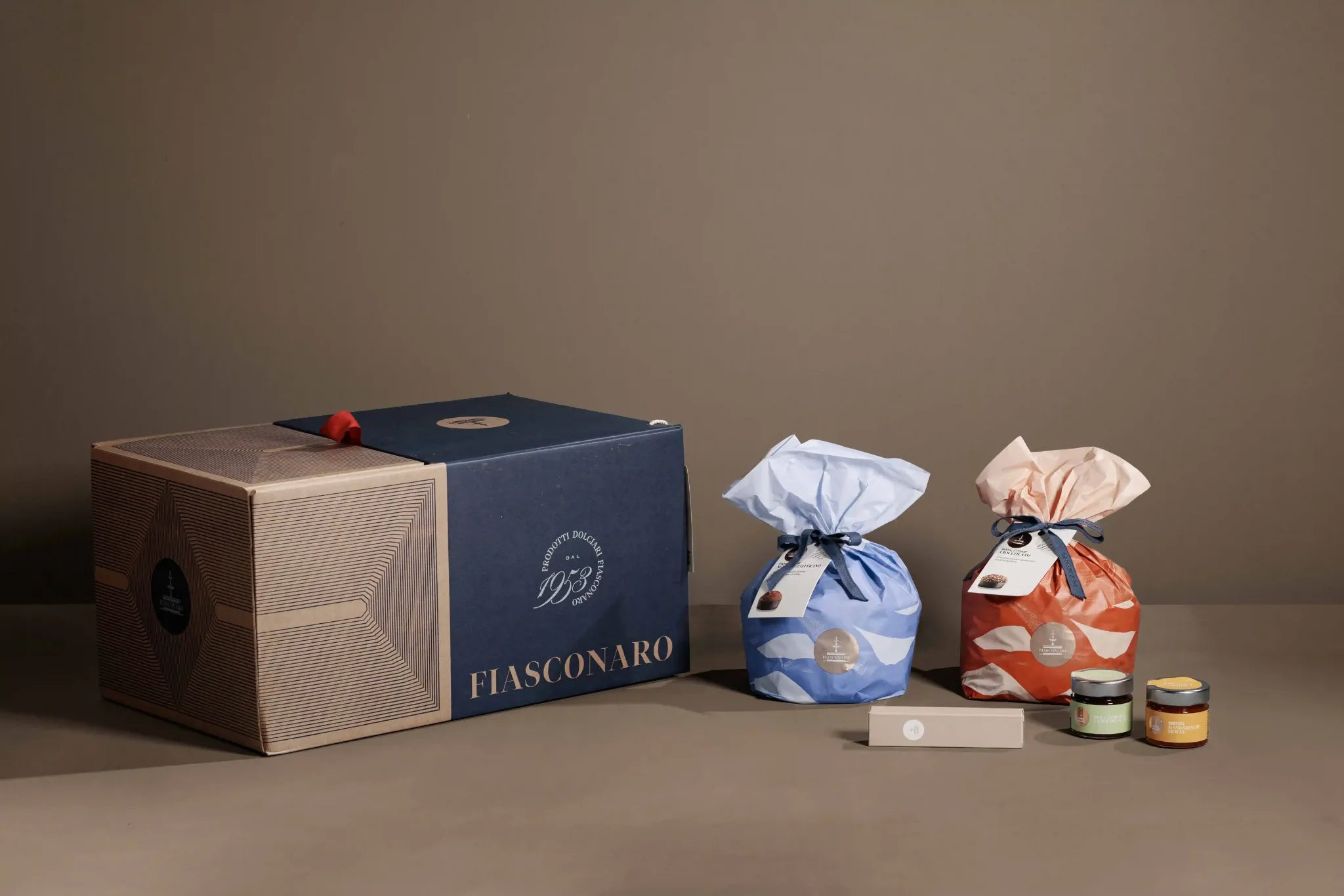 Gift Box Degustazione Fiasconaro Natale 2026 con panettoni Agrumi e Zafferano e Cioccolato, specialità in vasetto e cucchiaini