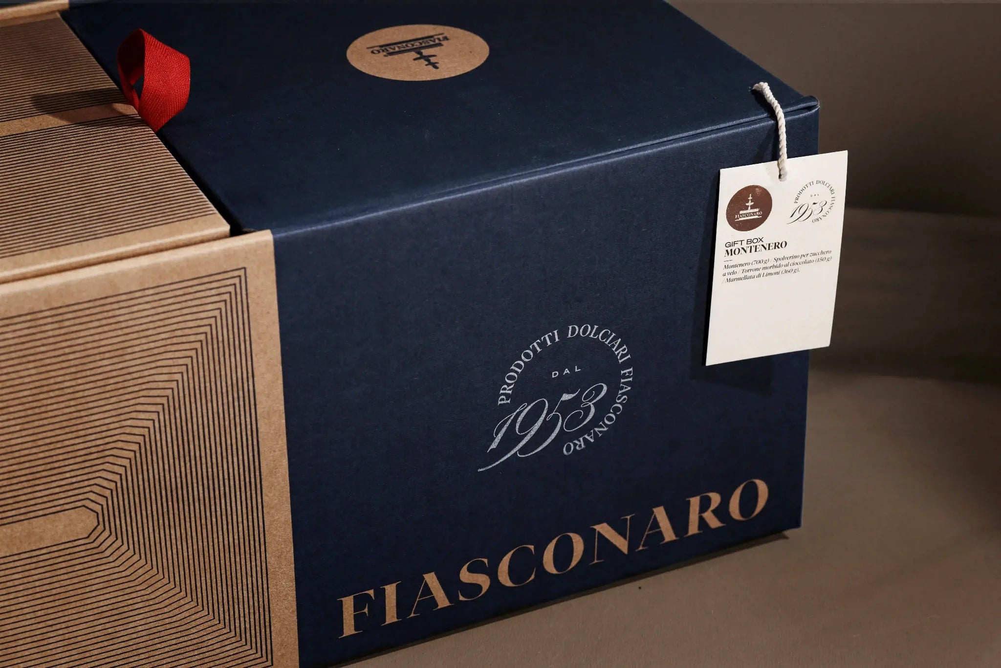 Dettaglio della scatola esterna Gift Box Degustazione Fiasconaro con logo e finitura blu e kraft