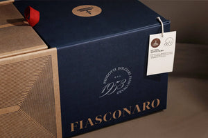 Dettaglio della scatola esterna Gift Box Degustazione Fiasconaro con logo e finitura blu e kraft