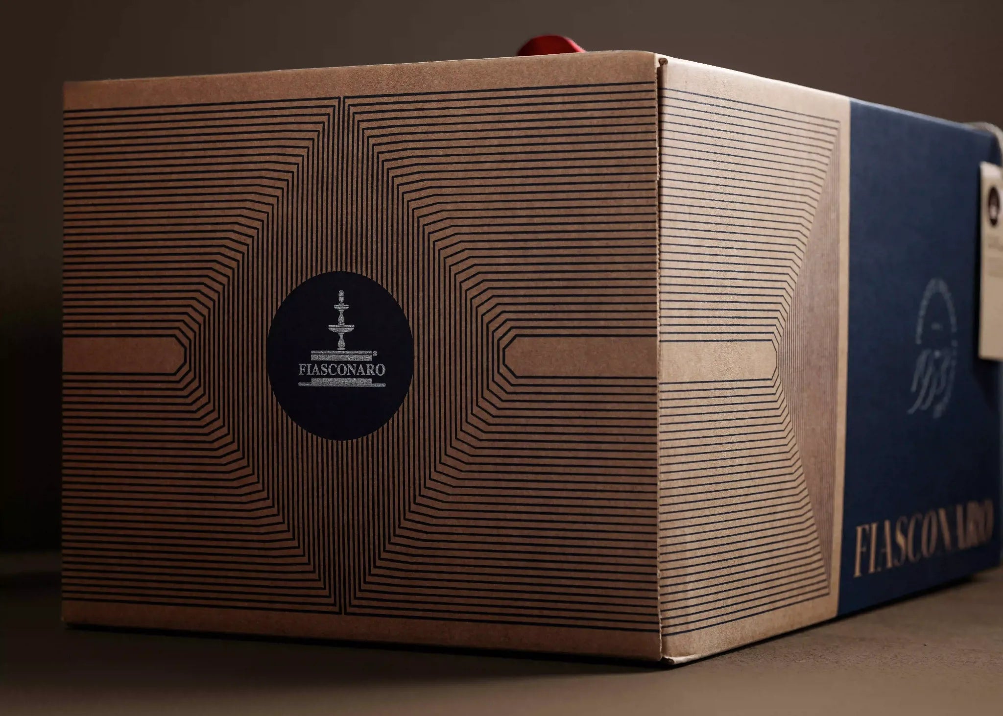 Vista laterale della scatola esterna Gift Box Manna Fiasconaro con motivo geometrico kraft e blu