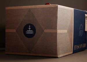 Vista laterale della scatola esterna Gift Box Tradizionale Fiasconaro con motivo geometrico kraft e blu