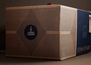 Vista laterale della scatola esterna Gift Box Tradizionale Fiasconaro con motivo geometrico kraft e blu
