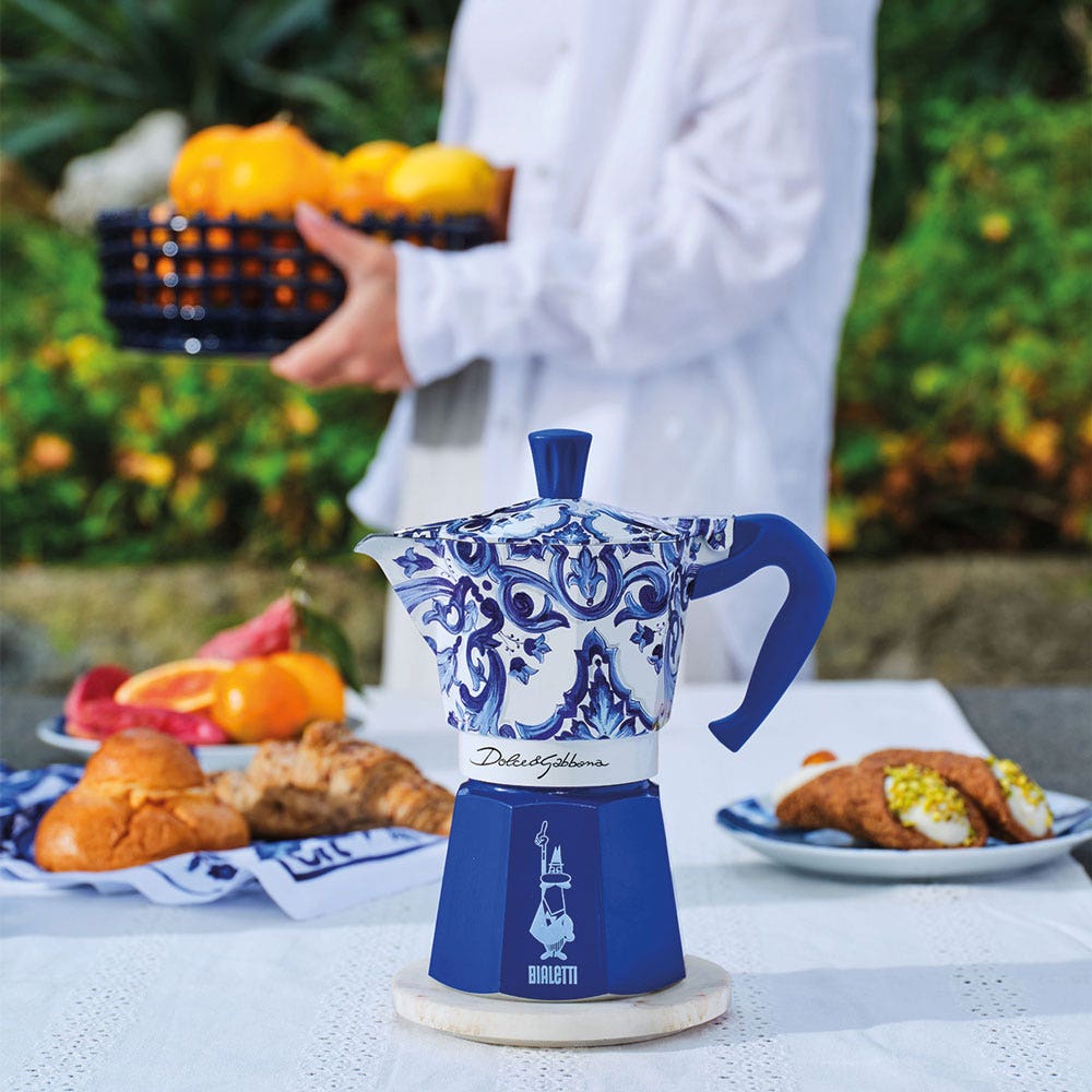 Bialetti x Dolce&Gabbana blu moka – fotografia ambientata ufficiale Bialetti