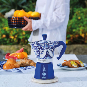 Bialetti x Dolce&Gabbana blu moka – fotografia ambientata ufficiale Bialetti