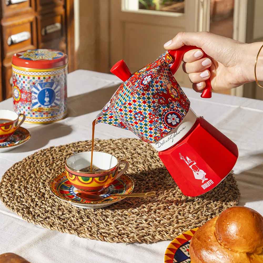 Bialetti x Dolce&Gabbana carretto moka – fotografia ambientata ufficiale Bialetti