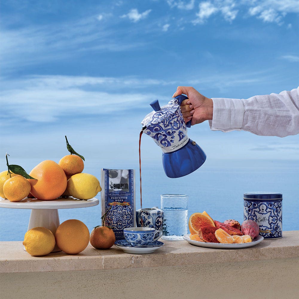 Bialetti x Dolce&Gabbana blu induction – fotografia ambientata ufficiale Bialetti