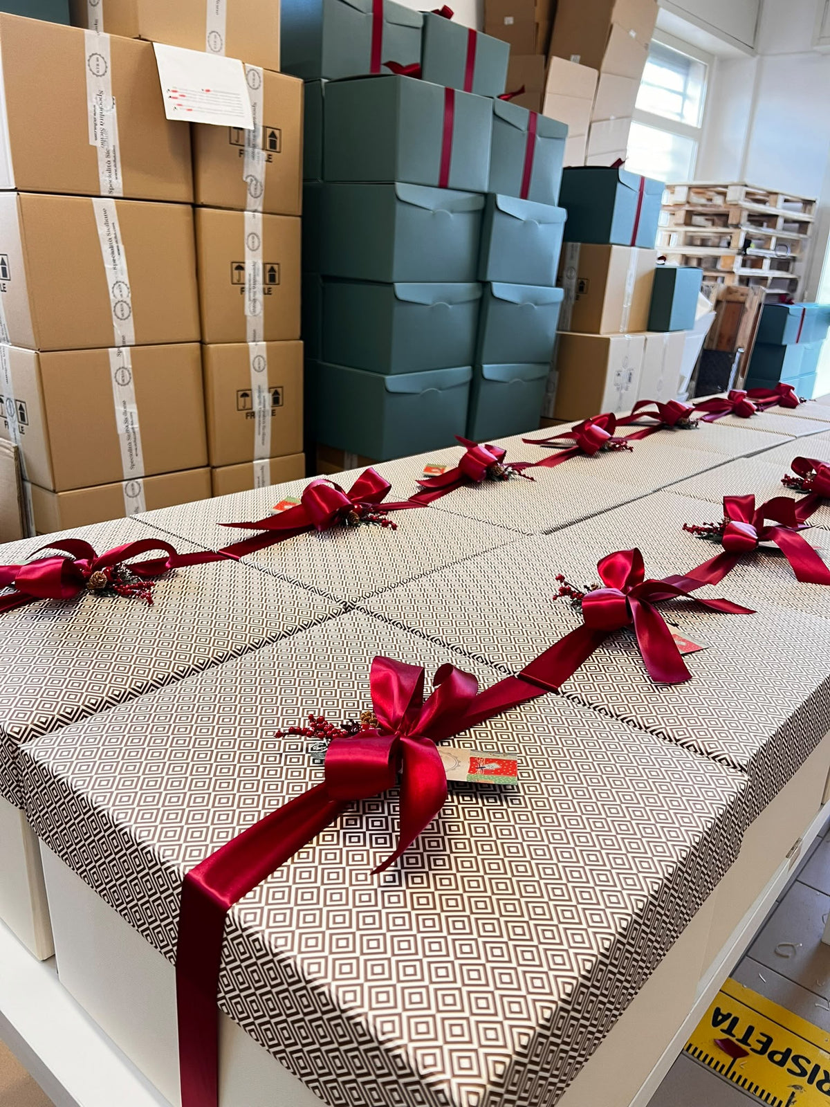 Confezioni regalo con coperchio a contrasto e fiocco in raso