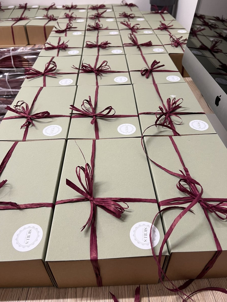 Scatole chiare con nastri bordeaux