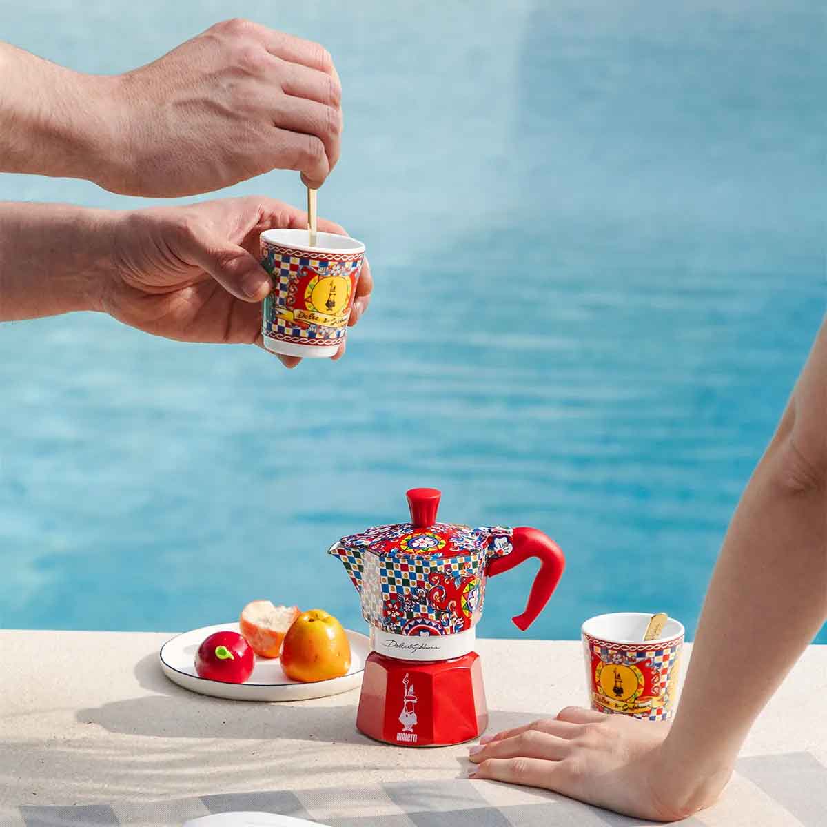 Bialetti x Dolce&Gabbana carretto set bicchierini – fotografia ambientata ufficiale Bialetti