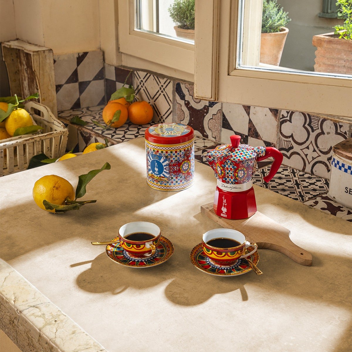 Bialetti x Dolce&Gabbana carretto set caffe – fotografia ambientata ufficiale Bialetti