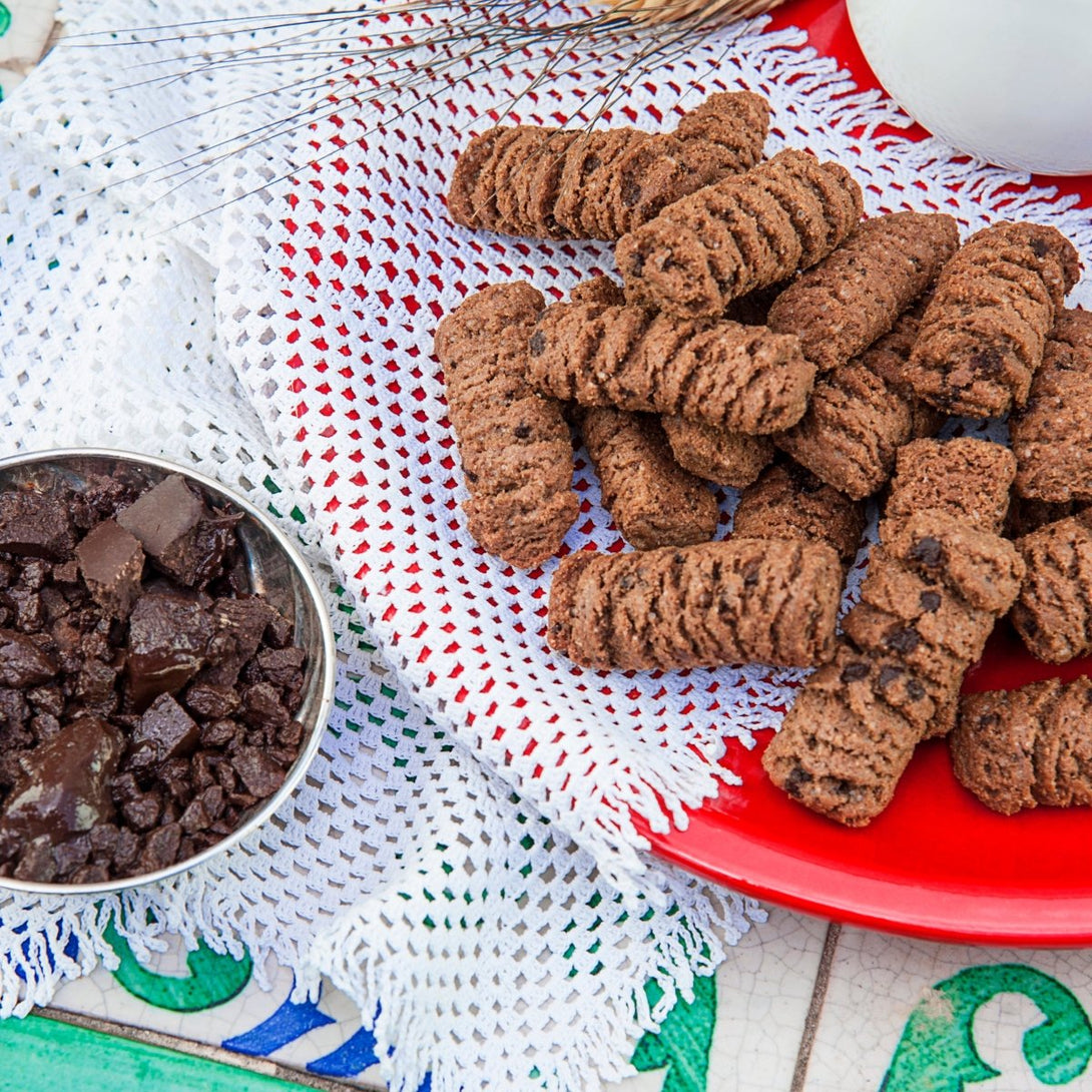 biscottini-al-cioccolato-di-modica-igp-tumminello-sicilus-sul-tavolo