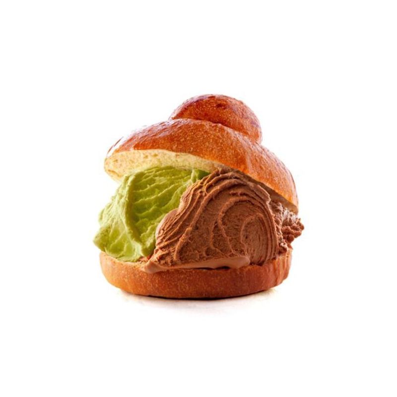 brioche siciliana con il tuppo con gelato, sicilus